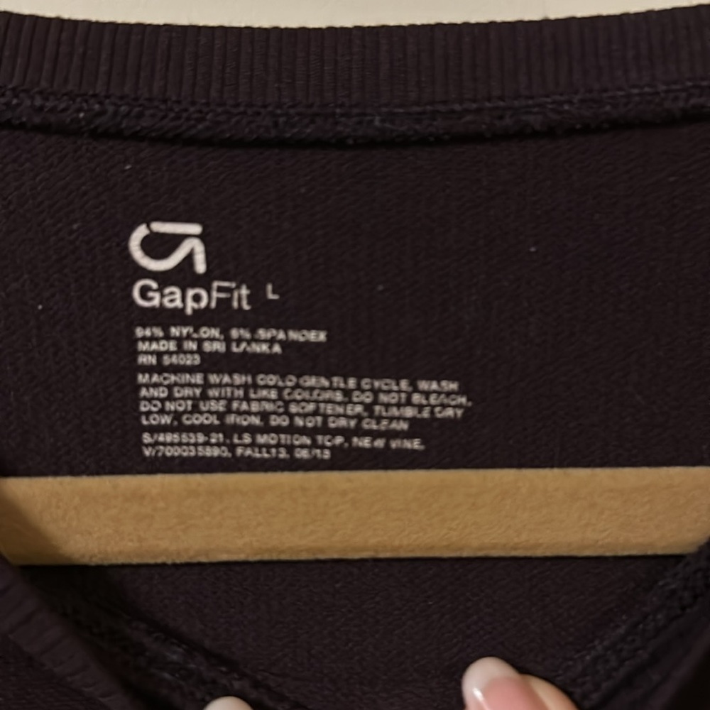 Gap fit top - Picture 2 of 3